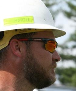 newbb电子平台 Safety worker with glasses and hard hat